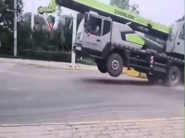 屯留區吊車出租(西藏55噸吊車代理商電話)