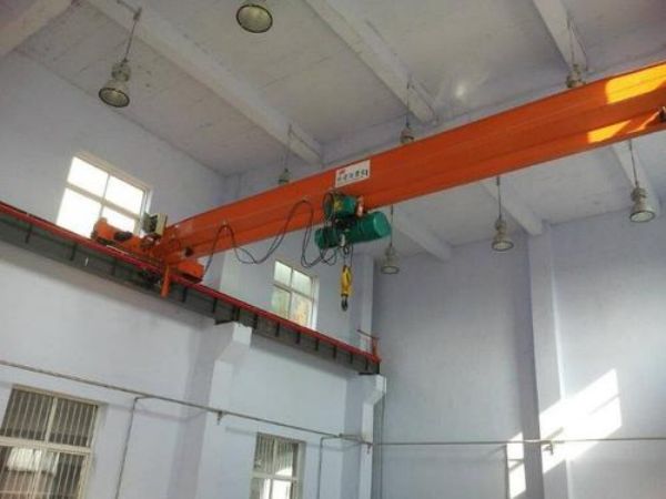 原平市吊車出租電話（吊車師傅如何保證吊車時的安全）
