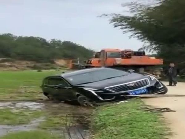靖宇縣吊車出租(高埗鎮200噸吊車搬廠)