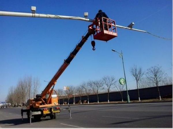靖宇縣吊車出租(新80噸吊車價格）
