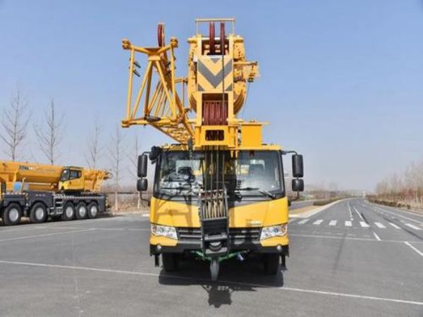 東至縣吊車出租( 建鄴區(qū)本地吊車廠家供應(yīng)