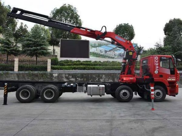霍州市吊車出租電話（吊車出租設備吊裝如何避免側拉事故?）