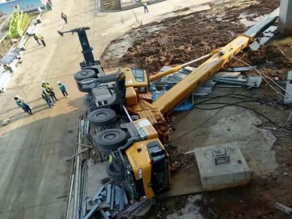 新建區吊車出租電話(吊車租賃在上下降上需注意事項)