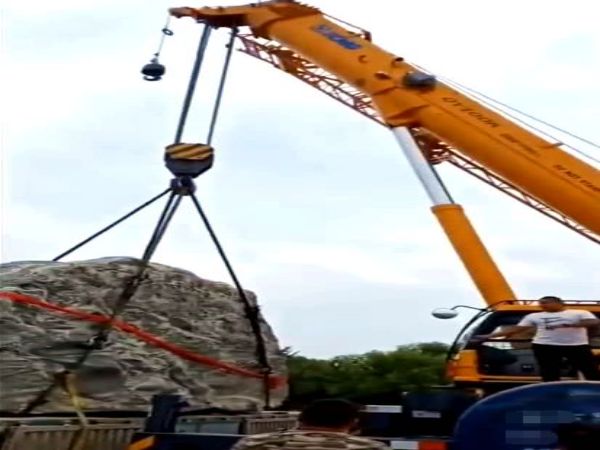 鼓樓區(qū)吊車出租電話(吊車租賃公司淺談如何安全駕駛吊車)
